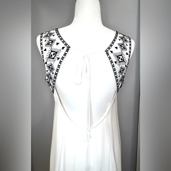 BCBGeneration Sheer, Flowing White Sleeveless Dress with Lining - Picture 10 of 13